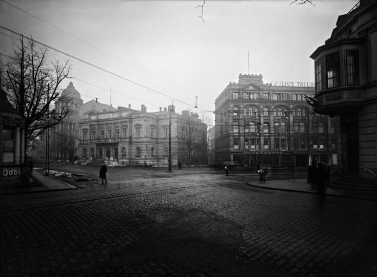 Näkymä Aleksanterinkadun ja Itäisen Heikinkadun risteykseen Ylioppilasaukiolle, jolla vuoden 1918 opaskartassa on myös nimi Raitiotientori ja joka sittemmin on tunnettu nimellä Kolmen sepän aukio. Kuvan vasemmassa reunassa Uusi ylioppilastalo.