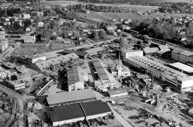 Ilmakuvassa Ylä-Malmi, Malmin asema ja ratapiha, etualalla tehdasalue.