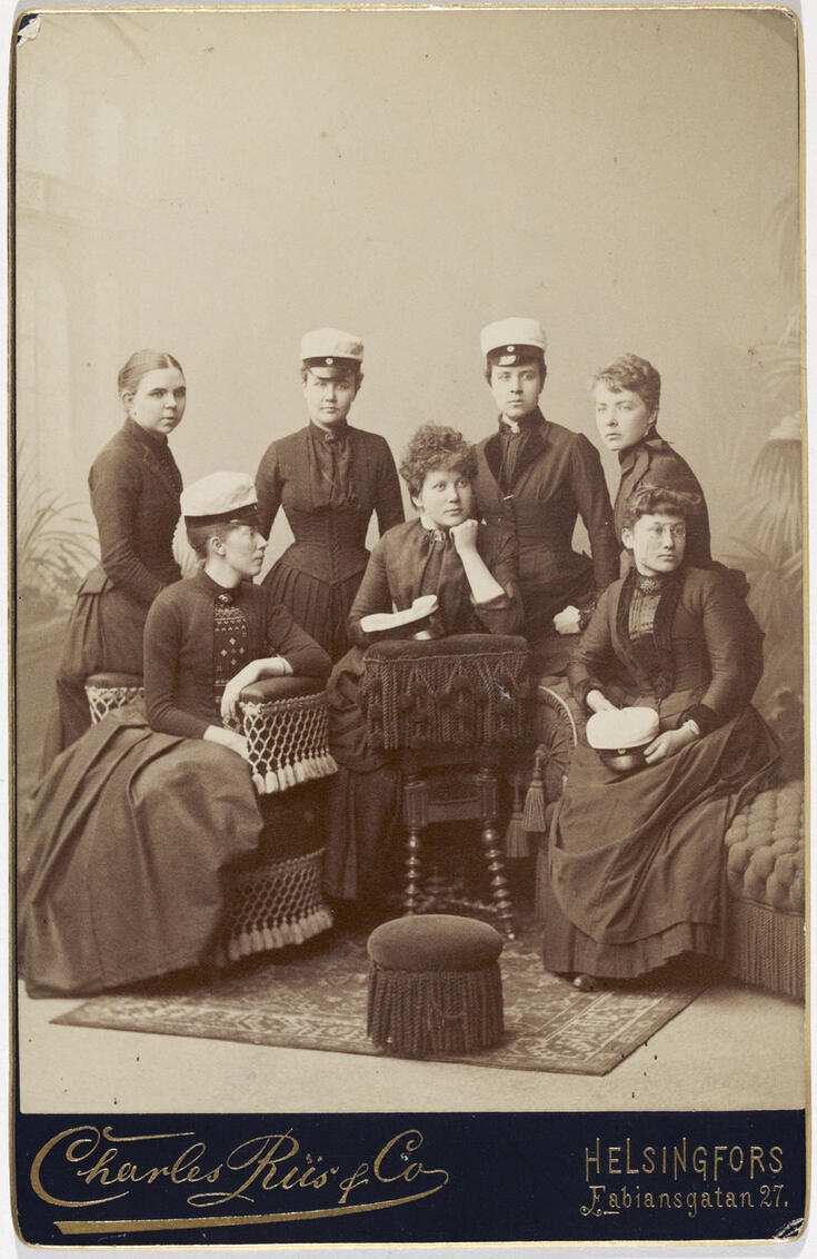 Kvinnliga studenter i slutet av 1880-talet. Stående Ina Rosqvist, Alfhild Heideman, Karolina Eskelin, Antoinette Ingman, sittande Tekla Hultin, Aino Perenius ja Naima Jakobson