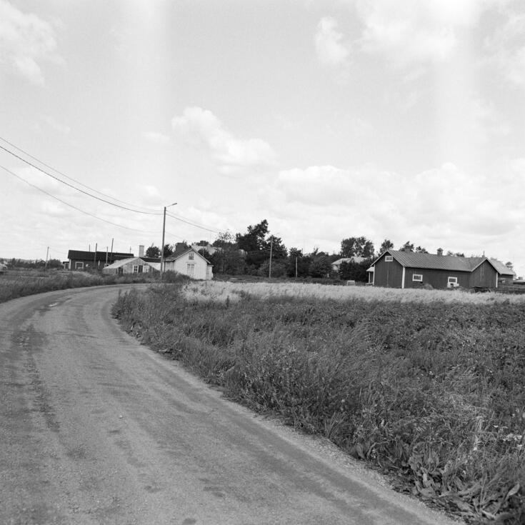 Suutarila, Suutarinkyläntie, keskellä Halvarilantie.