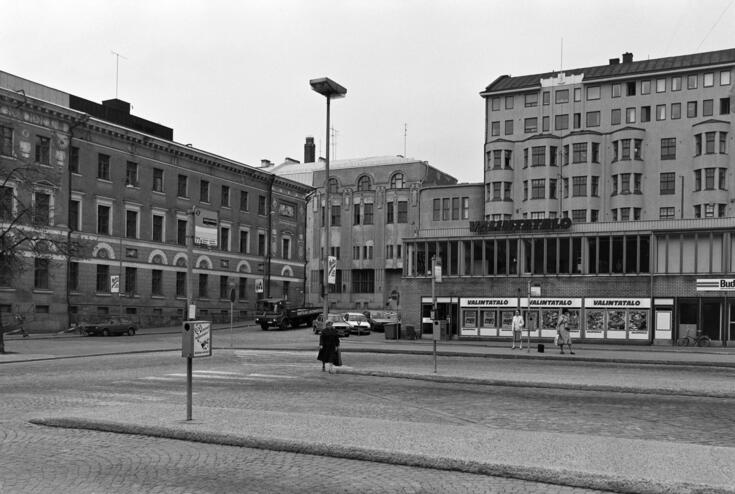 Bussilaitureiksi muutettu Kasarmintori. Vasemmalla Kaartin kasarmi, oikealla laatikkomainen, vuonna 1960 valmistunut Kaartinhalli ja sen takana Kasarmikatu 30–32 ja 34. Hallin edessä bussilaiturilla seisoo ihmisiä.