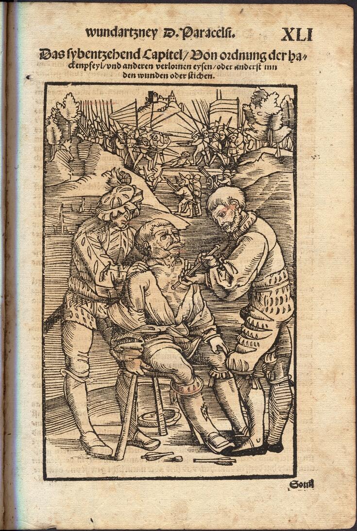 Puupiirroksen keskellä istuu mies, jonka rinnassa on nuoli. Vasemmalla seisoo mies pitelemässä kiinni, oikealla seisoo mies, joka on irrottamassa nuolta. Taustalla on sotilaita, jotka taistelevat toisiaan vastaan keihäin. 