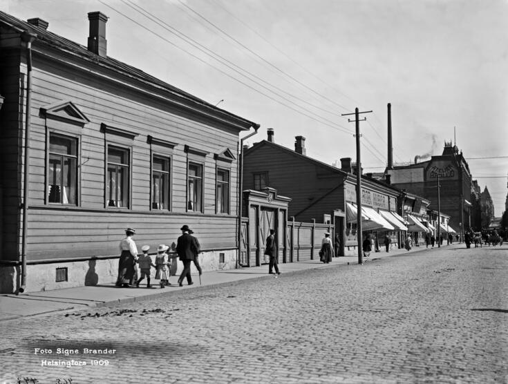 Mikaelsgatan 15, 13, 11, 9. Nuvarande Kajsaniemigatan har brutits upp vid nr 15.