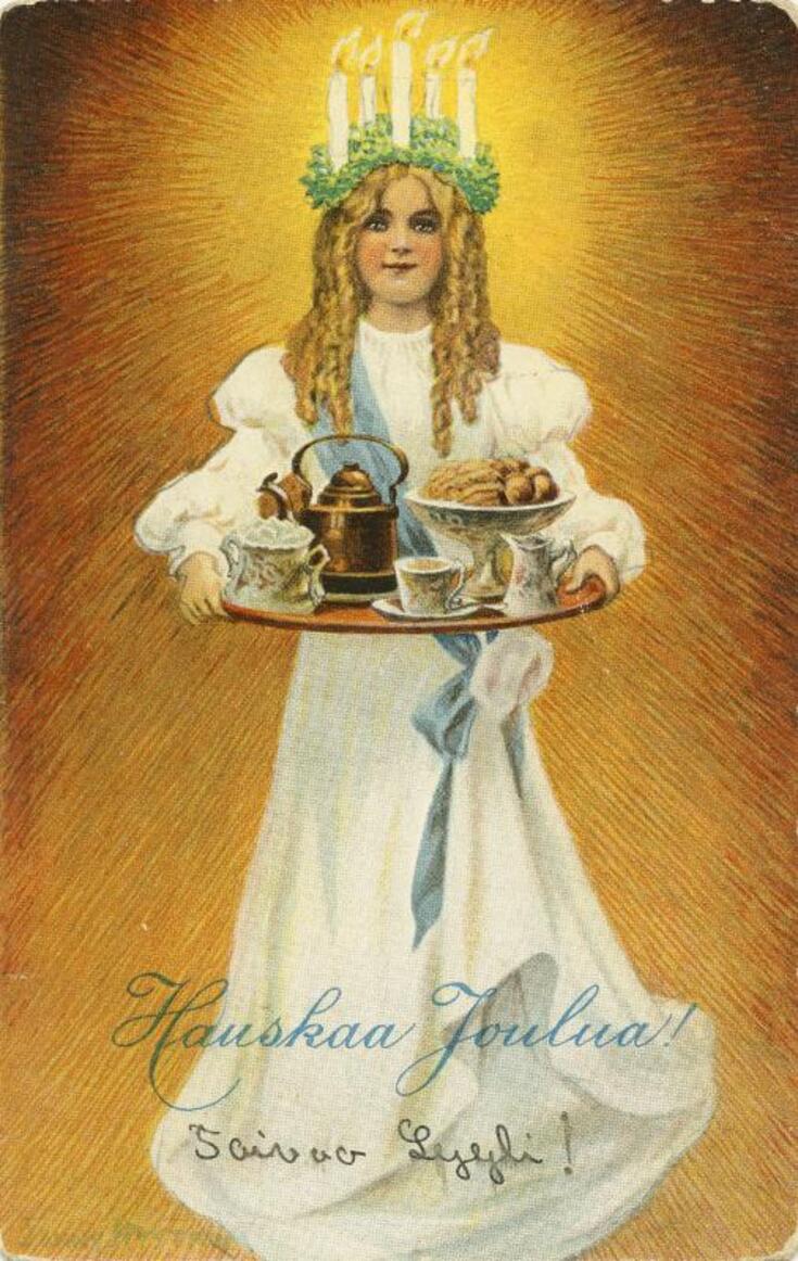 Julkort från 1947 med en bild av en flicka klädd som lucia som serverar kaffe och kaffebröd. Bakgrunden är varmt gul. Flickan är klädd i vit klänning och har luciakrona på huvudet.