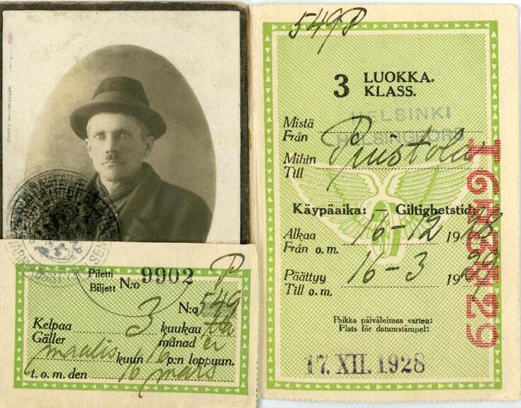 Hattupäisen viiksekkään miehen valokuvalla varustettu 3. luokan kausilippu, johon on painettu VALTIONRAUTATIET STATSJÄRNVÄGARNA sekä täytettäviä kohtia. Käsin on merkitty voimassaoloaika ja kohtaan Mihin Puistola. Kohtaan Mistä on leimattu sinisellä musteella Helsinki Helsingfors. Kääntöpuolella on ohjeet piletin käyttäjälle. 