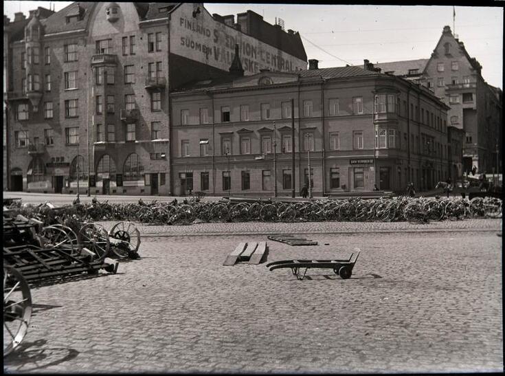 Kesällä otetussa kuvassa on mukulakivitoria, jossa kulkee junanraiteet., sekä Etelärannan rakennuksia. Vasemmalla on kuusikerroksinen talo, oikealla kolmikerroksinen. 