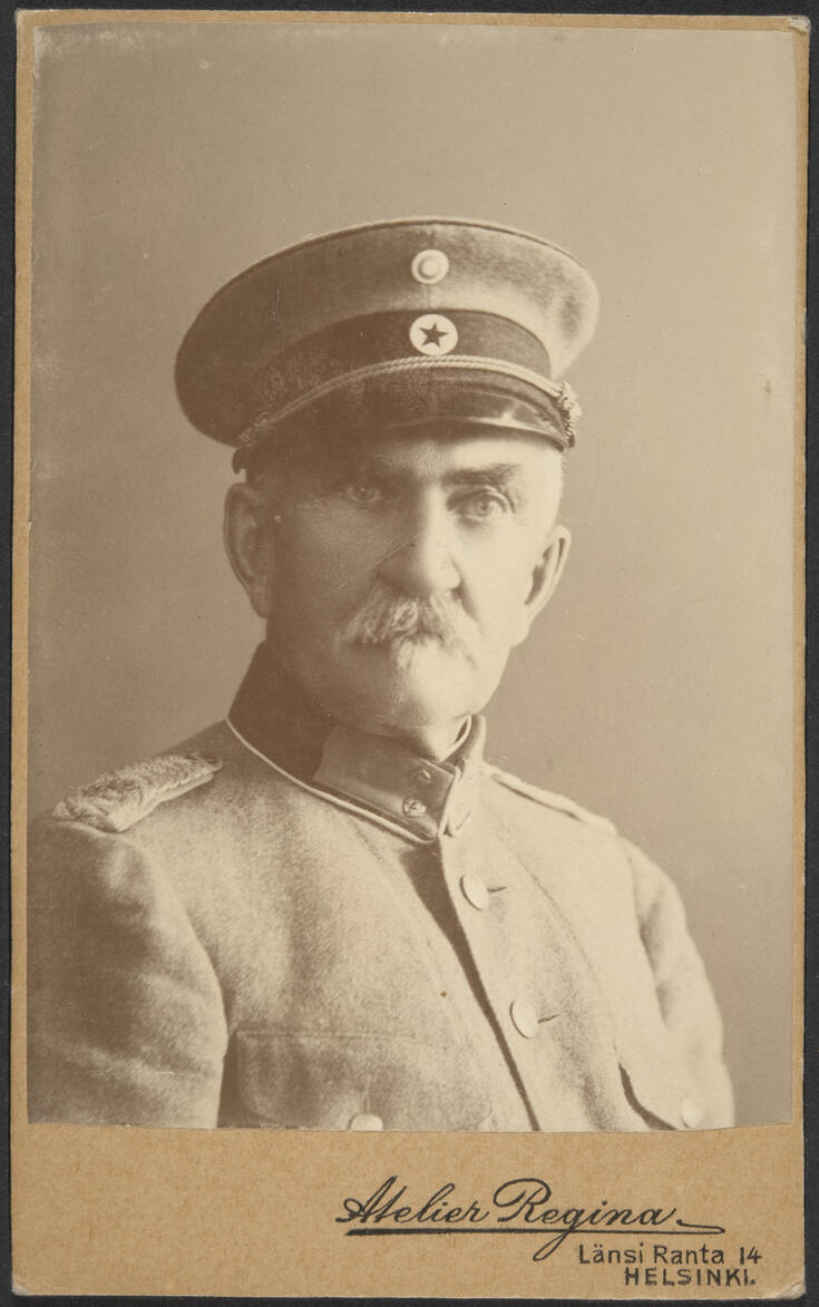 Rintakuva miehestä, jolla on univormu ja viikset.