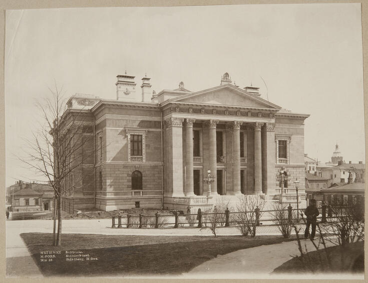 Hiljattain valmistunut Säätytalo. Taustalla näkyy matalahkoja puurakennuksia ja Uspenskin katedraali.