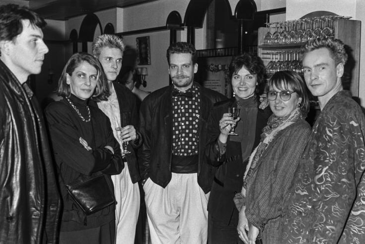 City-lehteä kustantaneen Citypressin henkilökuntaa muotisuunnittelija Kari Lepistön muotinäytöksen jälkeisissä juhlissa Ravintola Ostrobotniassa Helsingissä 29. tammikuuta 1986. Vasemmalta toimituspäällikkö Harri Uusitorppa, päätoimittaja Kari Kivelä, kustannusjohtaja Eeropekka Rislakki, toimitusjohtaja Lauri Nykopp. Kuvassa myös toimittaja Riitta Lindegren.