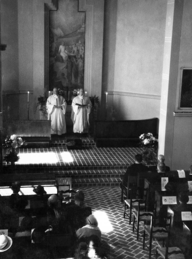 Ordinationen av Werner Wirén till Brändös första kyrkoherde. Wirén hade varit tillförordnad kyrkoherde i fyra år. Kyrkfolket lyssnar på talet från altaret.