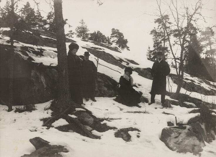 Brändö villastads grundare och deras makar: Annie Bomanson, Lars Sonck, Lisa Gustafsson och Axel Ståhle förmodligen i Brändös karga landskap på vintern.