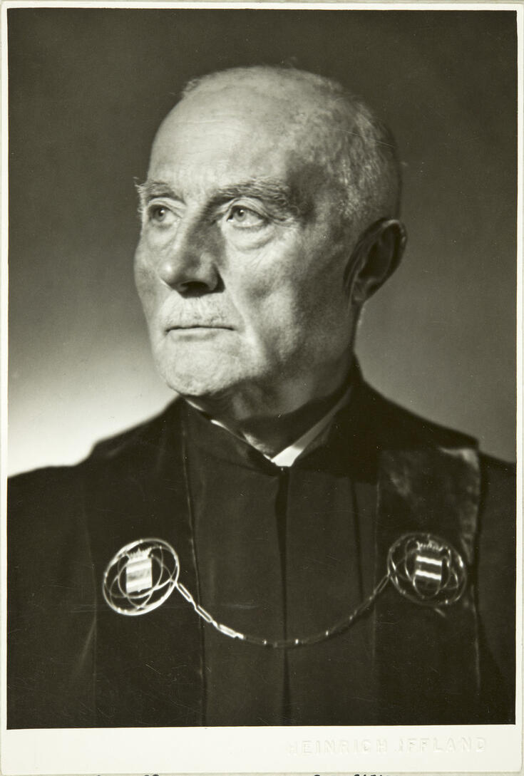 Porträtt av en äldre man med allvarlig uppsyn som tittar åt höger.