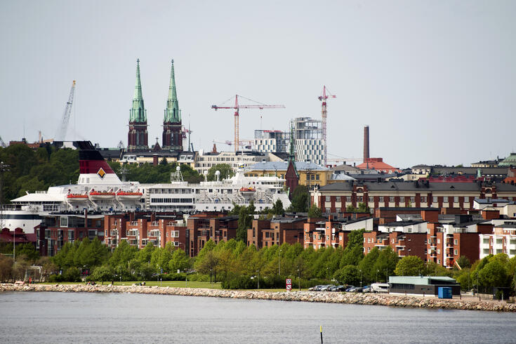 Katajanokka across Kruunuvuorenselkä from Kruunuvuorenranta. The tip of Katajanokka has been renovated into a residential area. In the back middle, you can see Hotel Clarion in Helsinki’s Jätkäsaari.