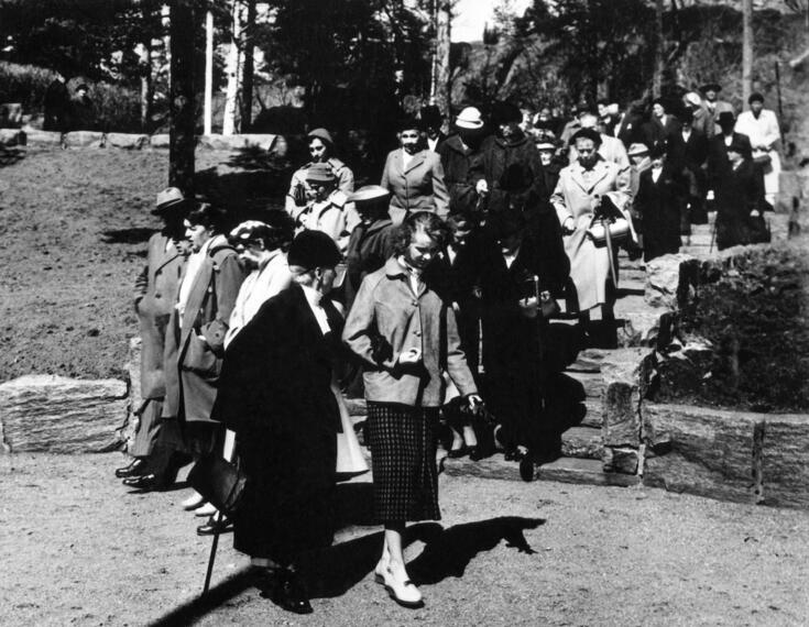 Brändöbor på väg från sin kyrka. Kyrkan ligger på Frimurarberget, Brändövägen (= Brändövägen 40). Kommuninvånarna samlades för en gemensam gudstjänst och kaffeservering då kommunens tvångsanslöts till Helsingfors. Beslutet om sammanslagningen fattades i statsrådet i oktober 1944, och det trädde i kraft 1.1.1946.