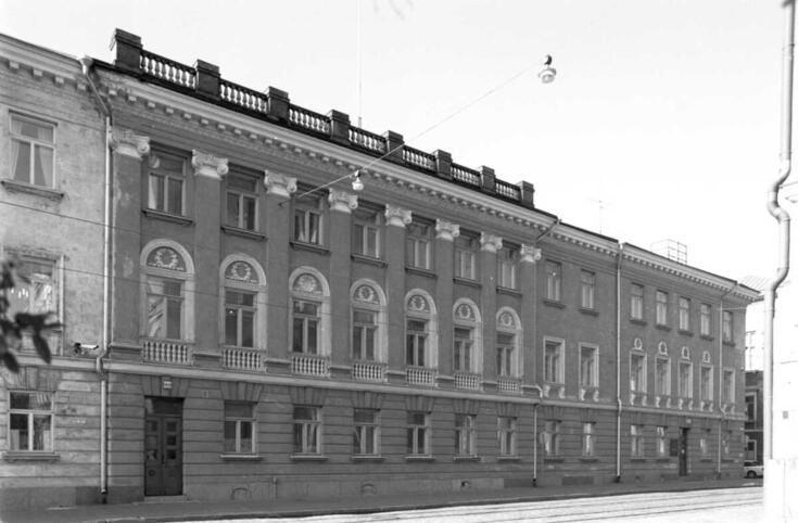 Kolmikerroksinen empiretyylinen rakennus Aleksanterinkadun alkupäässä. 