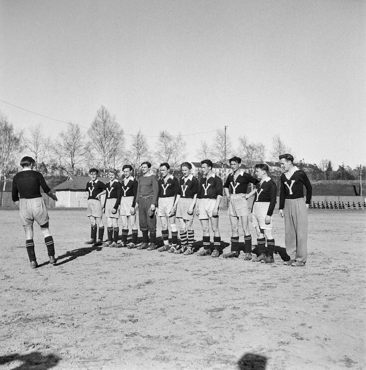 Ett forbollslag på ett sandfält.
