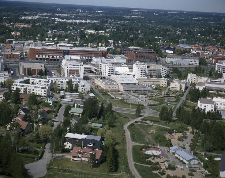 Ilmakuvassa Ala-Malmin puisto kesäaikaan ja ympäröivät rakennukset.