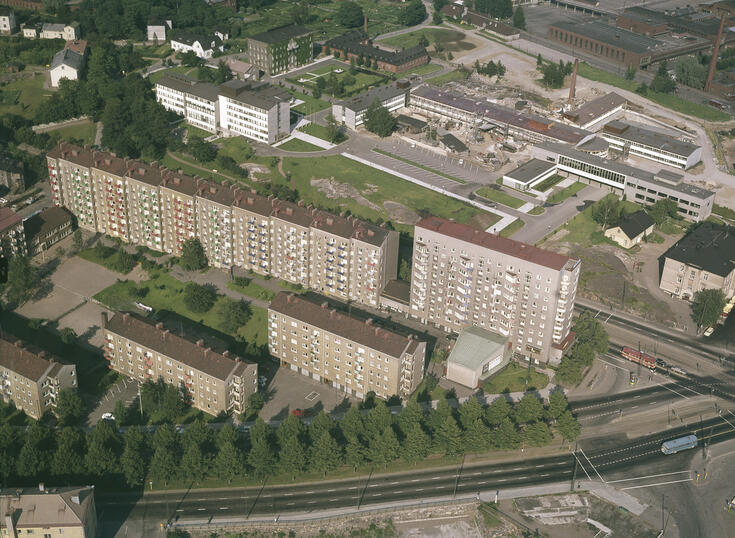 Vallila, Hermanni. Mäkelänkadun ja Hämeentien risteys. Kuvan yläreunassa Eläinlääketieteellisen korkeakoulun (myöh. eläinlääketieteellinen tiedekunta) rakennuksia.