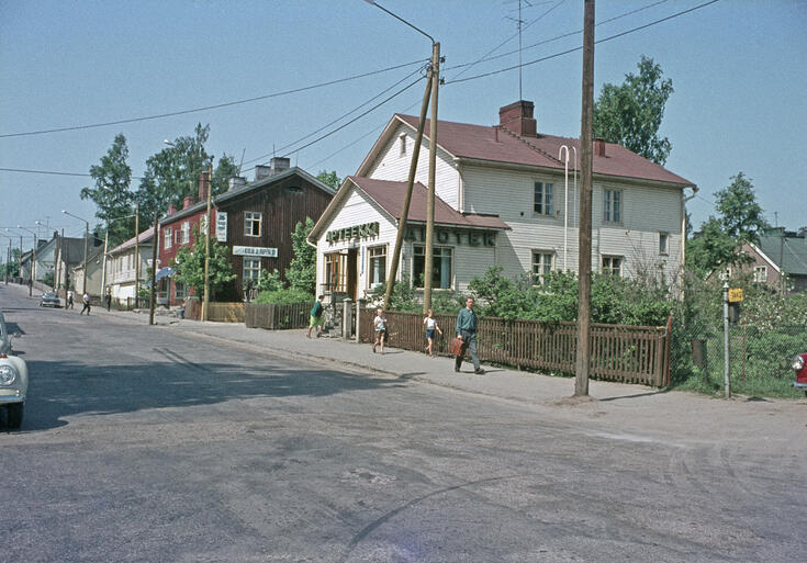 Intiankatu 3, 5, 7, 9. Arabian apteekki ja punaisessa puurakennuksessa (Intiankatu 5) toimi Toukolan kirja ja paperi Oy, kosmetiikkaliike Adalminan Helmi (Adalmina) sekä T. Volasen sekatavarakauppa.
