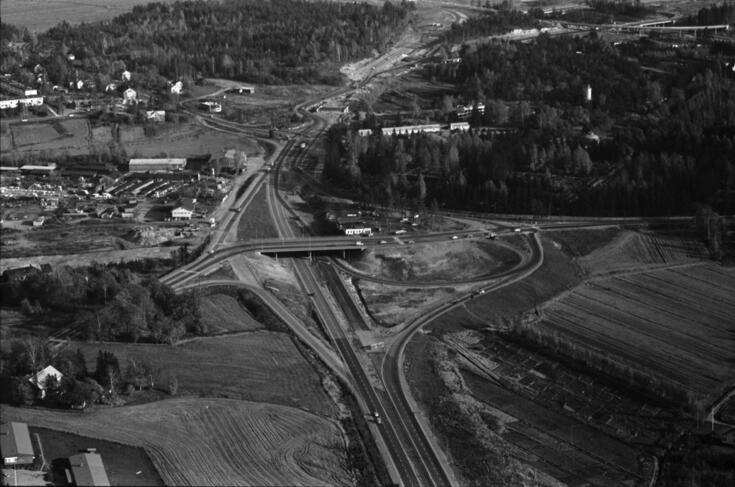 Viistoilmakuva pienlentokoneesta Seppämestarintien (nykyisen Kehä I:n) suunnalta itään. Peltoa ja metsää on huomattavasti enemmän kuin nykyään.
