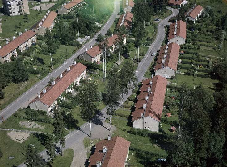 Ilmakuvassa rivitaloja, vasemmalla kerrostalo 
