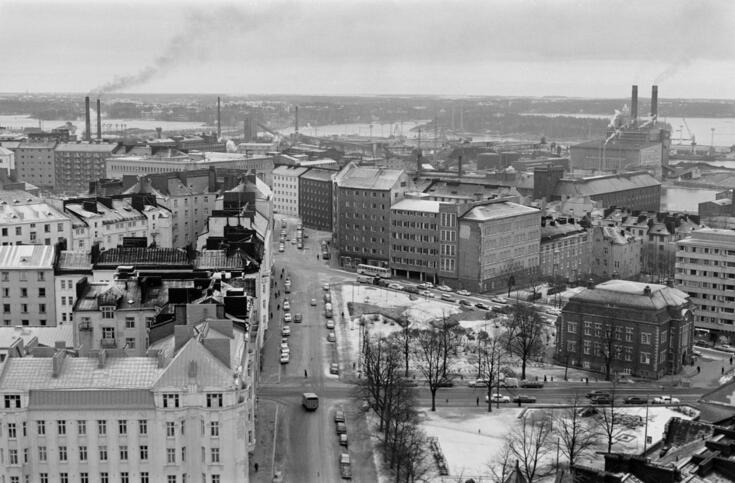 Panoraama Kallion kirkon tornista itään Agricolankatua pitkin. Etualalla vasemmalla Kaarlenkatu 1. Etualalla oikealla Karhupuisto. Karhupuiston takana Fleminginkatu, jonka takana on Matti Heleniuksen puisto, Kallion kirjasto ja Porthaninkatu. Taustalla Sörnäisten teollisuusrakennuksia, vasemmalla Suvilahden kaasukello, oikealla Hanasaaren A-voimala.