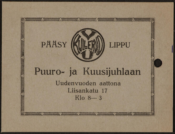 Kartongin palaan on painettu teksti: Kulervo VU Pääsylippu Puuro- ja Kuusijuhlaan Uudenvuoden aattona Liisankatu 17 Klo 8–3.