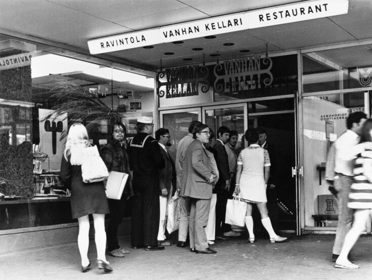 Kundkö utanför restaurang Vanhan Kellari på Brunnsgården, Brunnsgatan 10 - Mannerheimvägen 3–5.