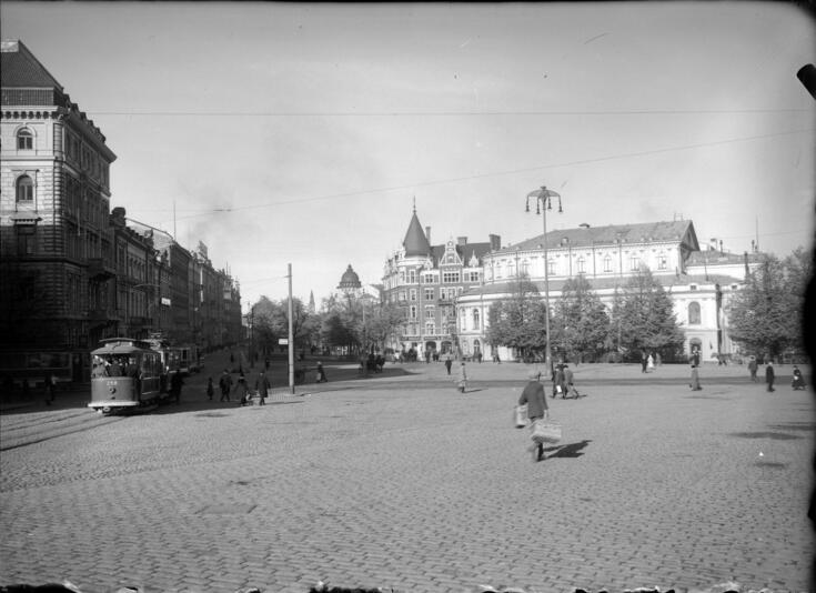 Etualalla Erottajan mukulakivitoria, vasemmalla useita raitiovaunuja, keskellä Heikinpuisto, taustalla Argos-talo ja Ruotsalainen teatteri.