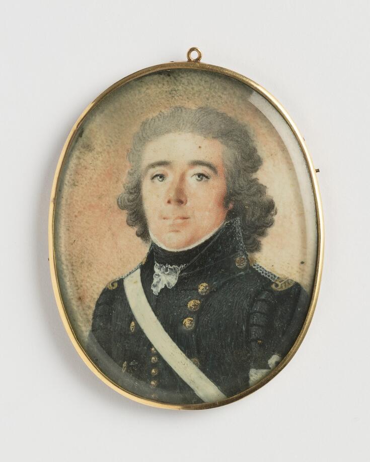 Miehen rintakuva vasemmalle, katse eteenpäin. Harmaat silmät, puuteroidut puolipitkät kiharat hiukset. Ruotsin laivaston univormu: tummansininen takki ja liivi joissa kultaiset napit. Hopean- ja kullanväriset epoletit, oikean olan yli valkoinen vyö. Valkoinen kaularöyhelö, musta kaulaliina. Valkoinen käsivarsiside vasemmassa käsivarressa. Punertavan harmaa tausta. Kääntöpuolella musta K-kirjain kullatulla pohjalla. Miniatyyrin päällä lasi. Ohut kultakehys jossa pieni ripustuslenkki. Mestarileima kehyksessä: