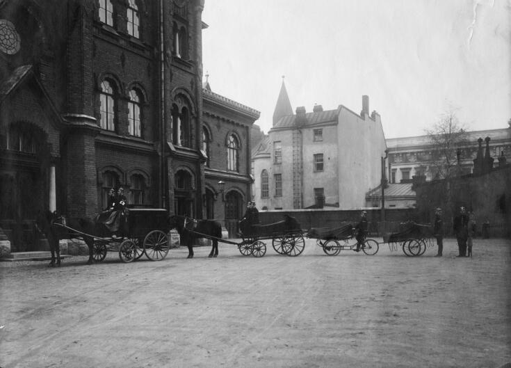 Sairaankuljetuskalustoa pääpaloaseman pihalla, Korkeavuorenkatu 26. Vas. sairaankuljetusvaunut, sairaankuljetusrattaat, polkupyörätyöntöpaarit, työntöpaarit ja kannettavat paarit.