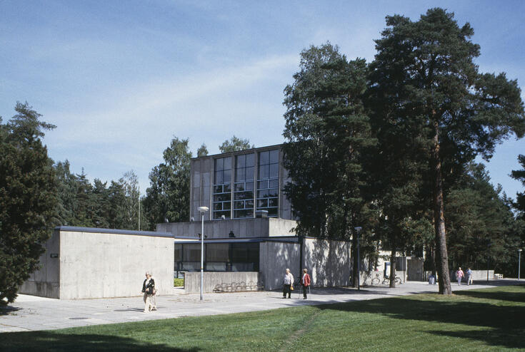 Tapiolan kirkon julkisivu. Neliskanttisen rakennuksen julkisivu on betonia ja lasia.