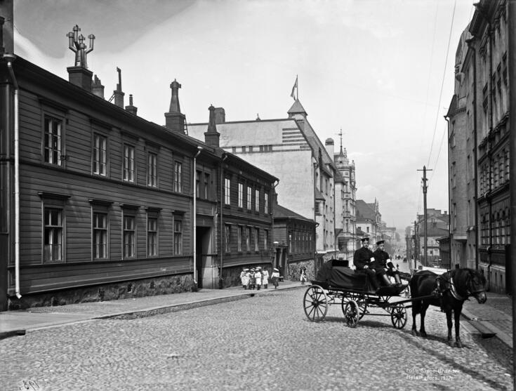 Brandverkets hästambulans framför Unionsgatan 5 år 1907. I bakgrunden syns en grupp småflickor på trottoaren.