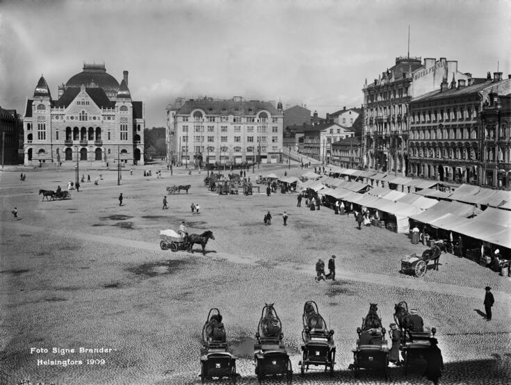 Rautatientori. Vasemmalla Mikonkatu 19, 21, 23, 25. Taustalla Vilhonkatu 9 ,11.