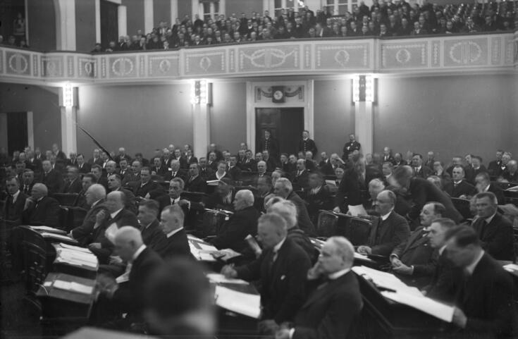 Eduskunnan istunto Heimolan talossa. Oikealla O. Jakobsson ja G. Schauman, vasemmalla Mantere, Lahdensuo, Virkkunen ja Ingman.