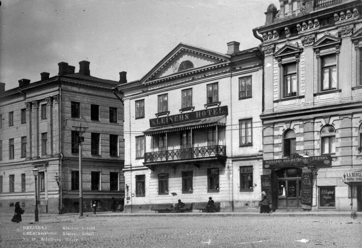 Pohjoisesplanadi 9, Kleinehs hotel, viereisessä talossa Pohjoisesplanadi 7 katutasossa venäläinen teekauppa sekä A.A. Berglundin räätälinliike (nyk. Ruotsin suurlähetystön talo).