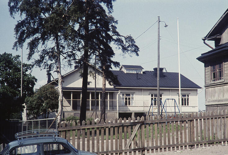 Hermannin nuorisoseurantalo, Saarenkatu 4. Puuaidan takana valkoinen harjakattoinen nuorisoseurantalo. Talo on purettu vuonna 1970.
