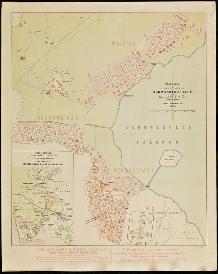 Esikaupungit Hermanni ja Toukola, Kumpulan kartanon alue ja Sörnäisten vankila. Alareunassa Chr. Jacobsen & Söner rahoitusliikkeen ja Inspektorn Herr O. W. Larssonin mainokset.