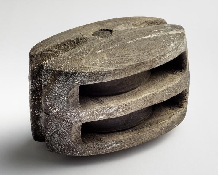 Kaksinkertainen, soikea, puusta valmistettu ploki eli väkipyörä, jota on käytetty purjelaivan taljassa purjeen tai takilan liikuttamiseen.