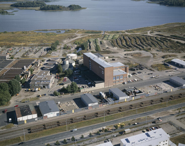 Ilmakuvassa Kierrätyskeskus ja muita varastorakennuksia sekä joutomaata. 