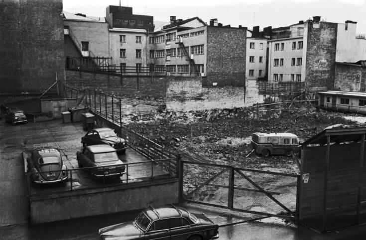 Rakennustyömaan kuoppa Punavuorenkatu 14:ssa. Taustalla Merimiehenkadun varrella olevia kerrostaloja.
