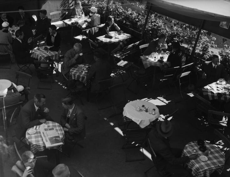 : Studentkaféet, Gamla studenthuset, Västra Henriksgatan 5 (= Mannerheimvägen 3) fotograferat uppifrån