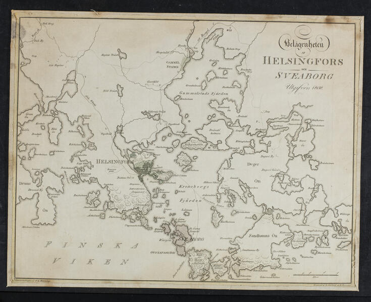 Grafiikan lehti, jossa N.G.Wermingin Helsingin kartta käsin laatalla painettuna. Rakennettu kaupunkialue ja Suomenlinna/Viapori väritetty punaisella. Kartta ulottuu Huopalahdesta Kuninkaansaareen ja Lauttasaaresta Viikkiin. Ruotsinkieliset paikannimet koko kartassa.