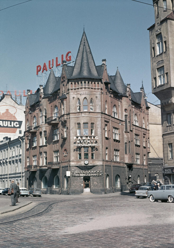 Satamakatu 7 - Luotsikatu 1. Katolla on Pauligin ulkomainos ja liiketilassa on Yhdyspankin konttori.