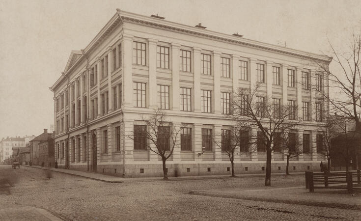 Suomalainen tyttökoulu (Toinen Suomalainen Tyttökoulu), Yrjönkatu 18. Arkkitehti Sebastian Gripenberg.