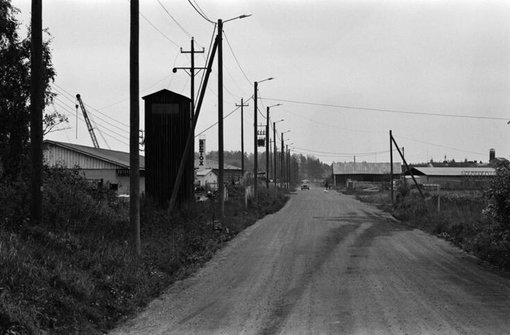 Maisema maaseutumaisesta Suutarilasta. Muuntaja Hannukselantiellä. Ent. Hannukselantien nyk. Tapulikaupungintien länsipäästä itäänpäin kuvattuna.