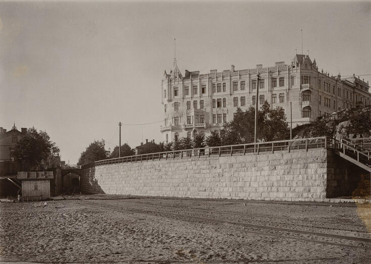 Vuorimiehenkatu 1 kuvattuna nykyisen Olympiaterminaalin suunnalta, arkkitehti Selim Lindqvist, rakennus valmistunut vuonna 1897. Kuvan etualalla kulkee satamarata.