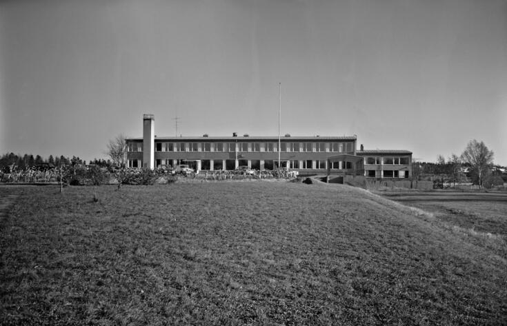 Kaupallinen Keskikoulu ja Kauppaopiston yhteisen koulurakennus valmistui 1959 Malmin Hietakummulle. Kauppaopisto toimi siinä rakennuksessa vuoteen 1972. Nykyään koulun tiloja käyttää Hietakummun ala-aste.