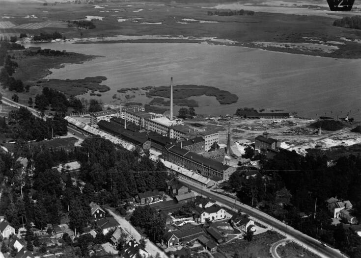 Etualalla Toukolan puutaloja. Keskellä Arabian tehtaat (Hämeentie 135). Taustalla Vanhankaupunginlahti ja Viikinrannan luonnonsuojelualue.