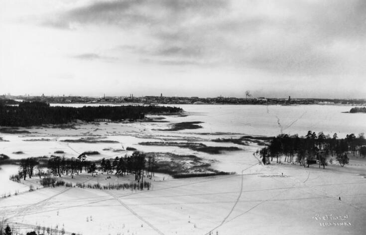 Vanhakaupunginlahti talvella. Näköala Herttoniemestä lounaaseen. Etualalla Saunalahti, taustalla vas. Mikaelin, Mikael Agricolan, Nikolain, Kallion ja Paavalin kirkkojen tornit.